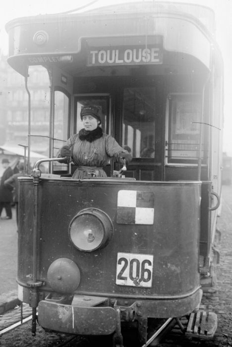 Agence Rol, Conductrice de Tramway, entre 1914-1918, Gallica